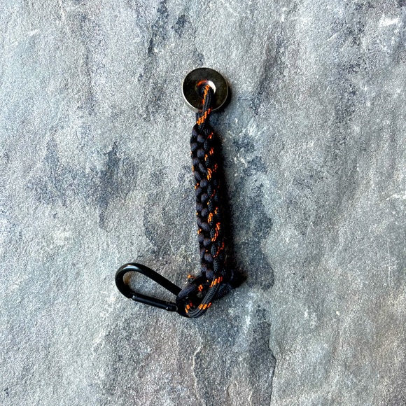 New🌟UO Black-orange Tech Bungee Keyring - Picture 3 of 3